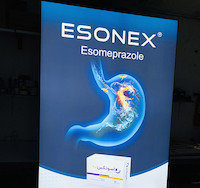 تابلو لایت باکس فریم لس ایستاده شرکت داروسازی تهران شیمی